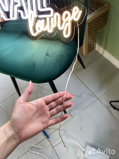 Неоновая надпись ногти