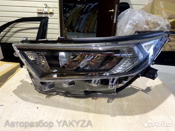 Toyota RAV4 50 фара передняя левая