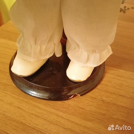 Кукла фарфоровая на подставке