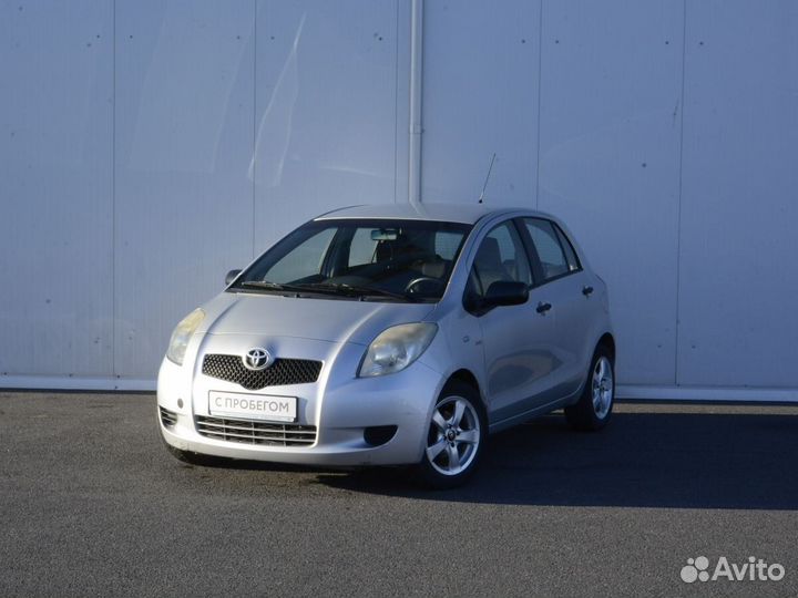 Тойота ярис калининград. Toyota yaris 2002. Toyota yaris 2 2008. Toyota yaris 3 door. Цветок ярис.