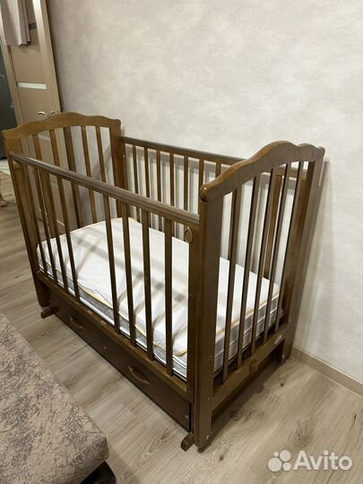 Детская кроватка с маятником