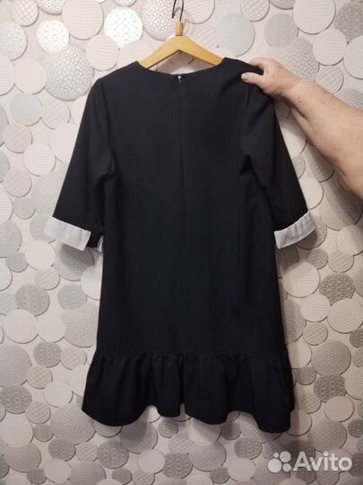 Школьное платье с белым и черным фартуком