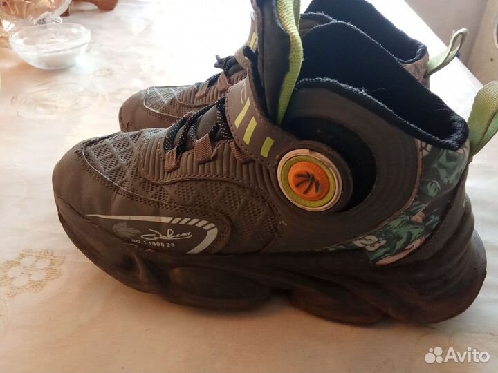 Продам кроссовки детские