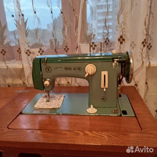 Швейная машинка Чайка 2