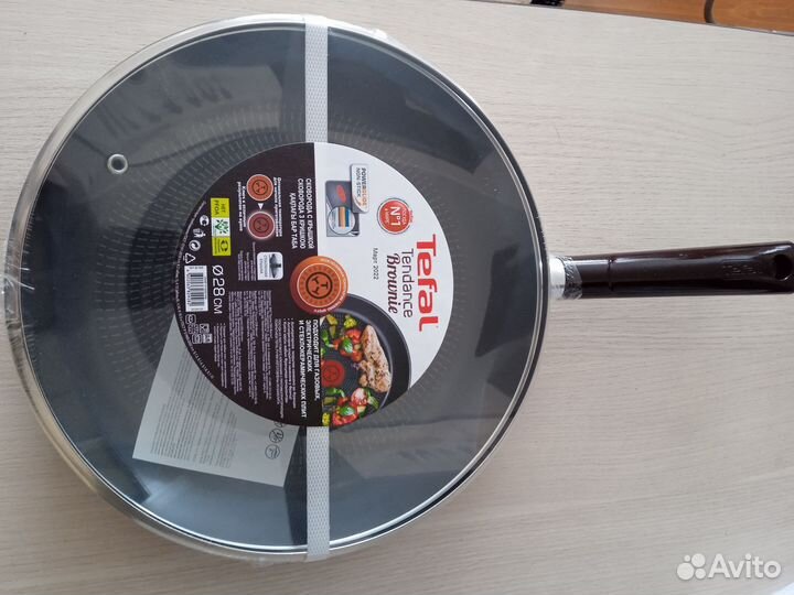 Сковорода Tefal 28см с крышкой