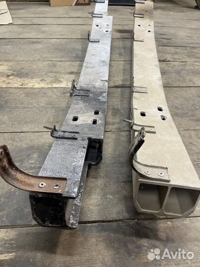 Усилитель переднего бампера Toyota LC 200