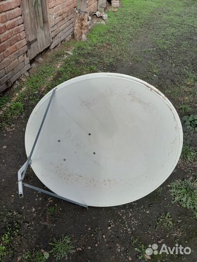 Спутниковая тарелка с головкой
