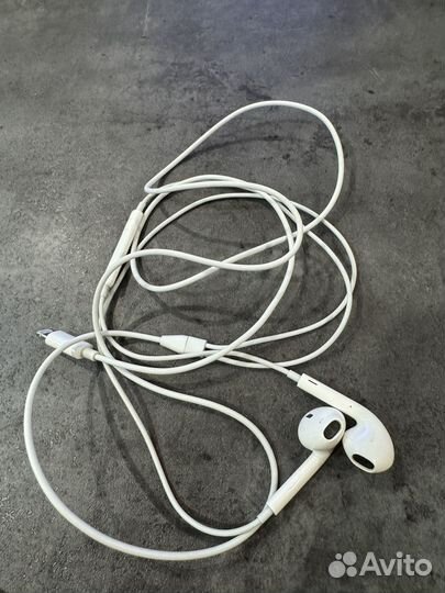 Наушники Apple EarPods с разъёмом Lightning