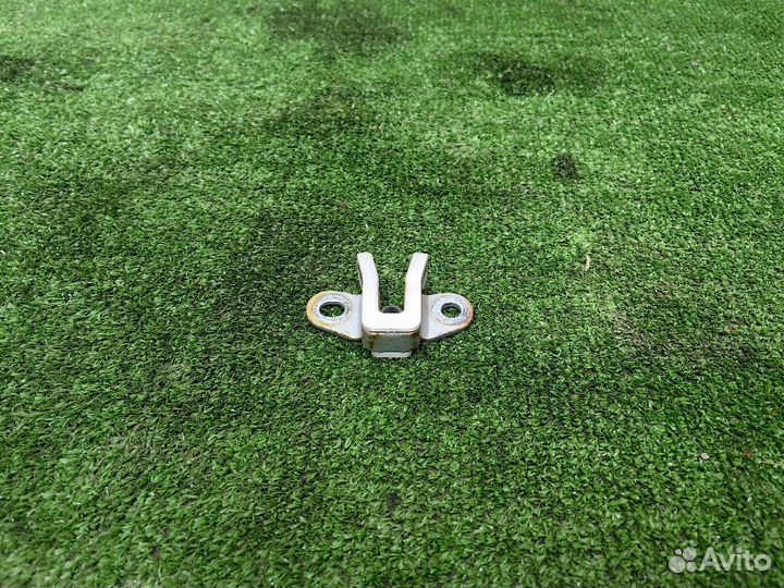 Стопор двери багажника Toyota Land Cruiser Prado 2