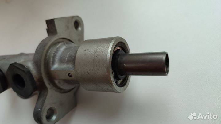 Главный тормозной цилиндр A0044301701