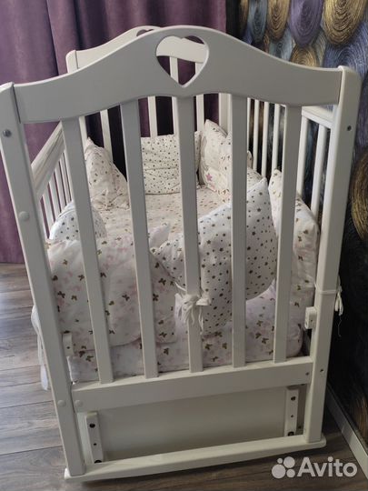 Детская кроватка с маятником и ящиком