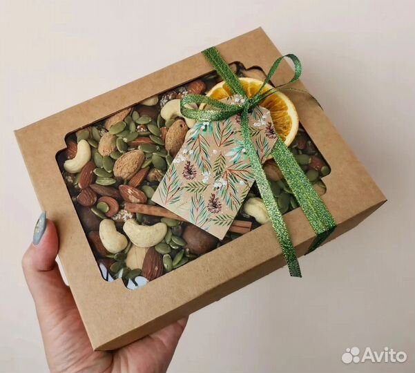 Новогодние подарки в коробке