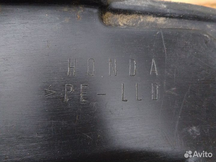 Подкрылок передний правый Honda Civic 7 sedan