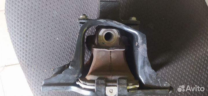 Опора двигателя правая Ниссан джук