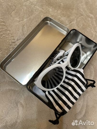 Солнцезащитные очки женские Moschino