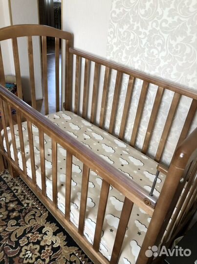 Детская кроватка с продольным маятником