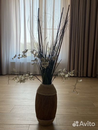 Ваза с декоративными цветами