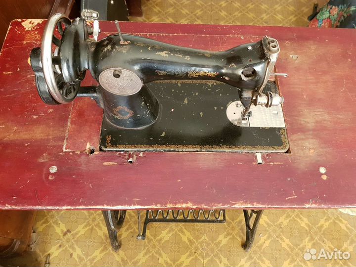 Швейная машина Подольск ножная на станине Singer