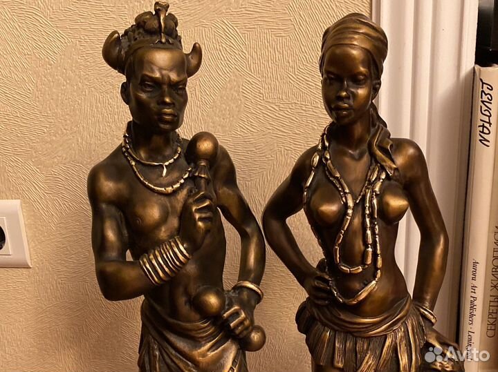 Пара мраморных статуэток (африканцы)