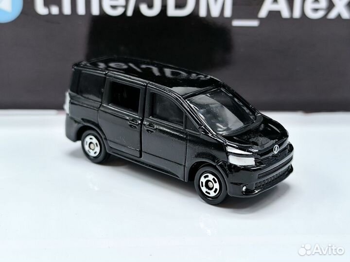 Toyota Voxy 1:64, в наличии