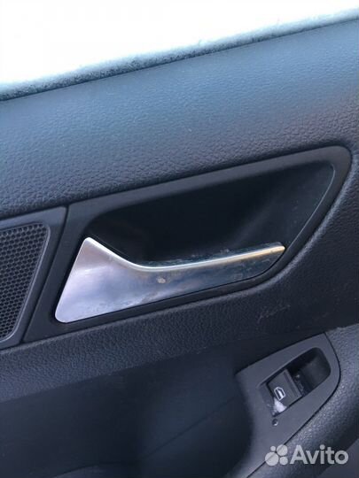 Дверные ручки внутренние на Volkswagen Jetta 6