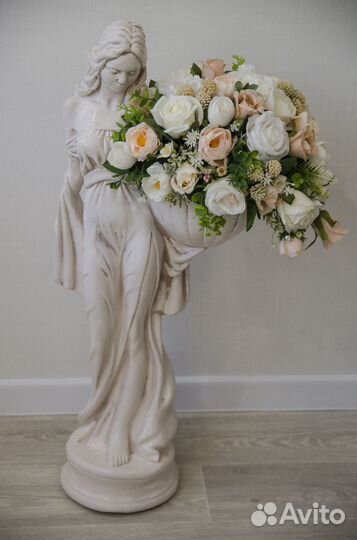 Напольные статуи и вазы с искусственными цветами