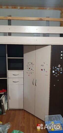 Детская кровать чердак со столом и шкафом