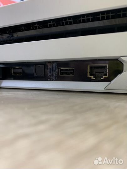 Белая Sony PlayStation 4 Pro 1TB CUH-7216B