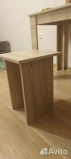 Стол и табуретки кухонные