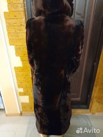 Шуба мутоновая с капюшоном коричневая