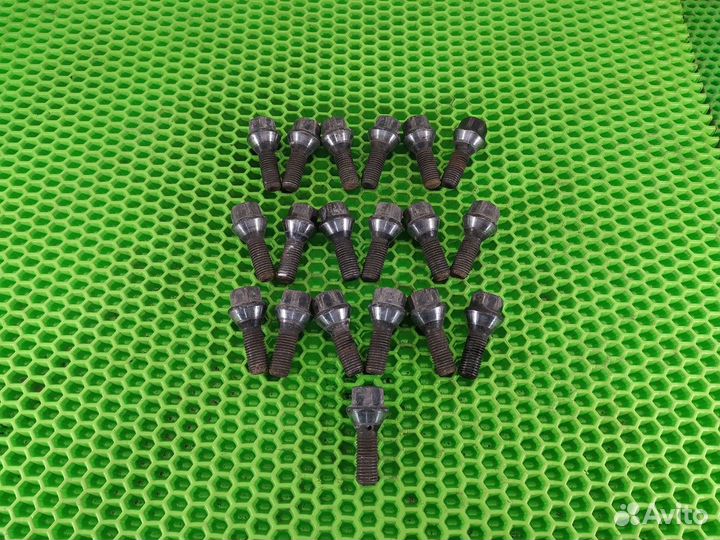 Болт колесный