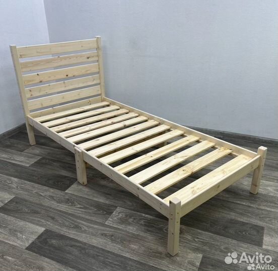 Кровать деревянная односпальная с высокой спинкой