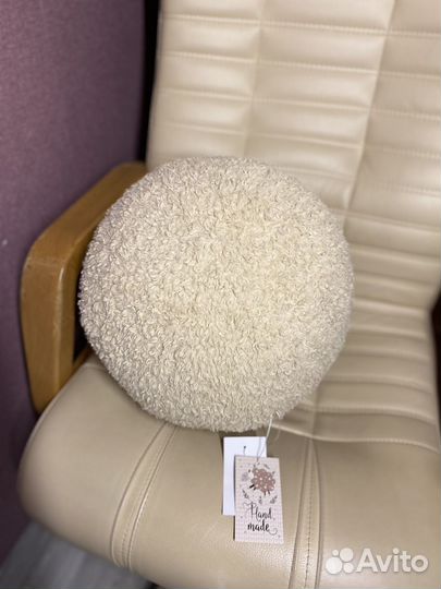Подушка шар букле песочного цвета, мех 
