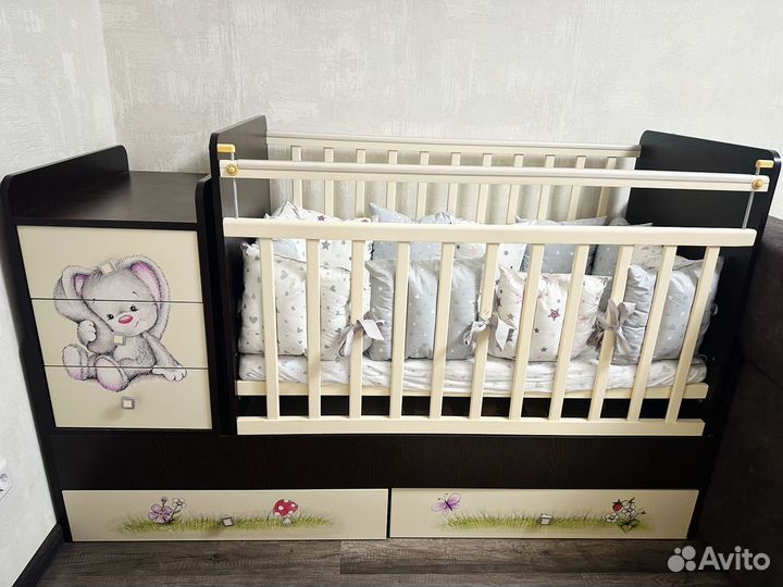 Детская кроватка с маятником