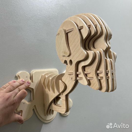 Вешалка для шлема виде черепа