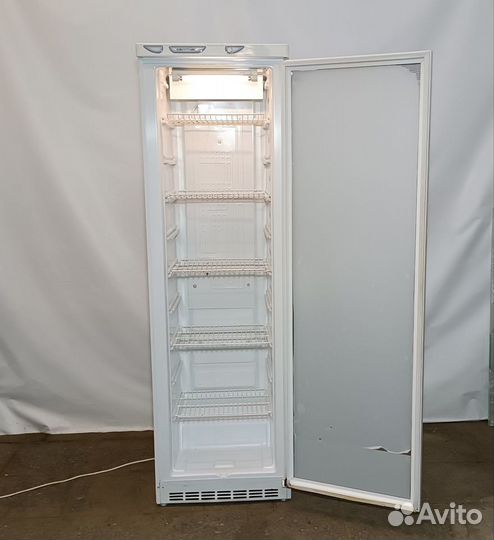Холодильный шкаф с стеклянной дверью