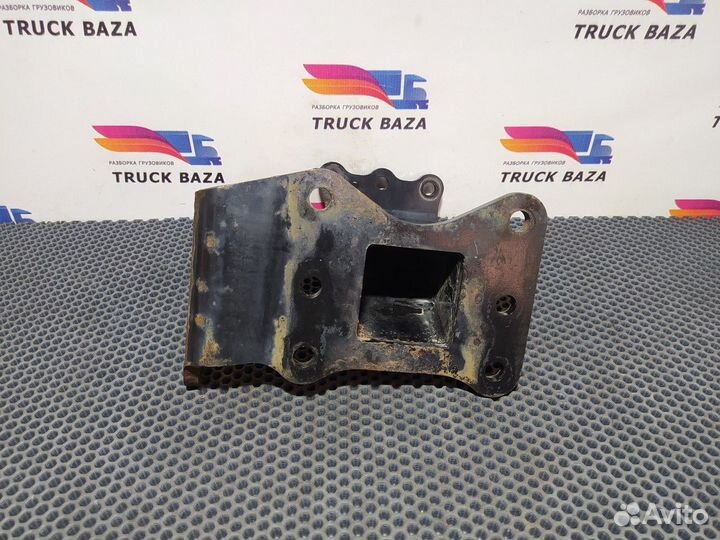 85417015140 Кронштейн усилителя бампера правый