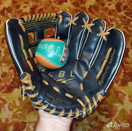 Бейсбольная перчатка + мяч