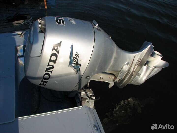 Катер Амур с мотором Honda 90