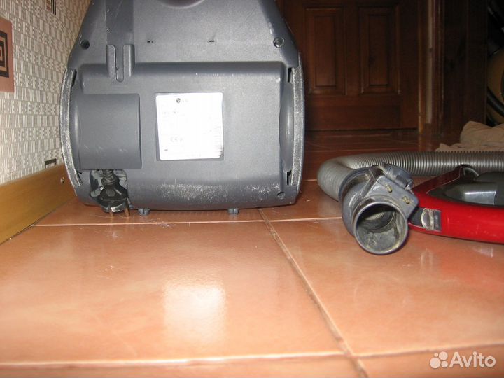 Пылесос LG модель VK 73141h. Управление на ручке