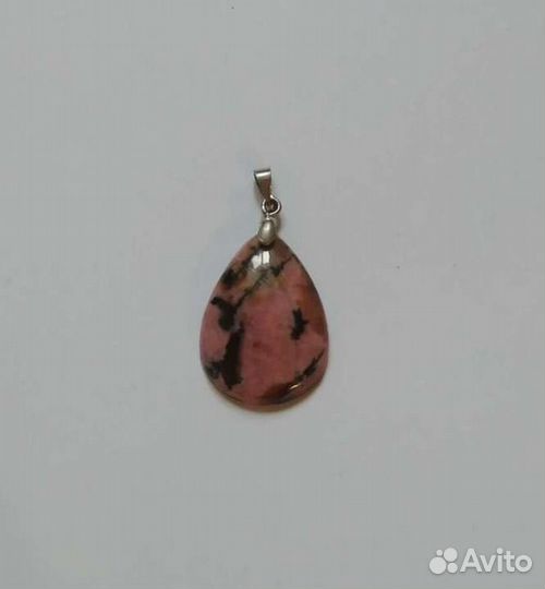 Кулон из родонита