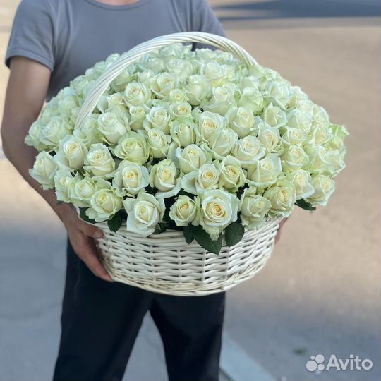 Корзина с белыми розами