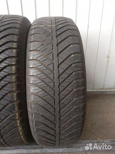 Goodyear Vector 4Seasons 215/60 R17