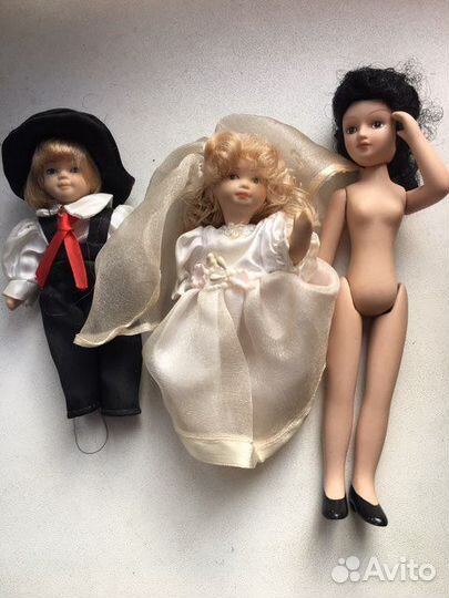 Кукла фарфоровая