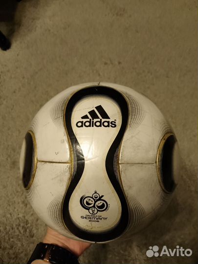 Футбольный мяч adidas teamgeist
