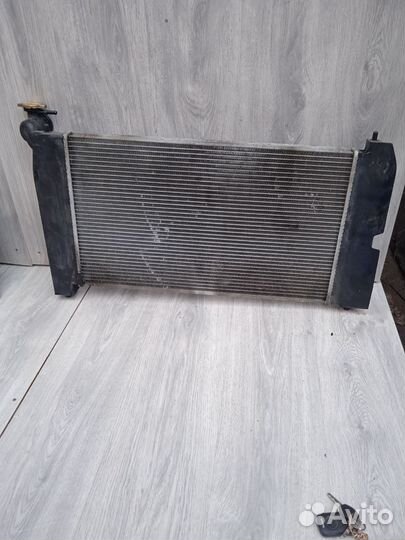 Радиатор охлаждения Toyota avensis T 250 1.8