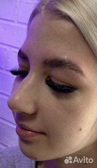 Модель на оформление бровей