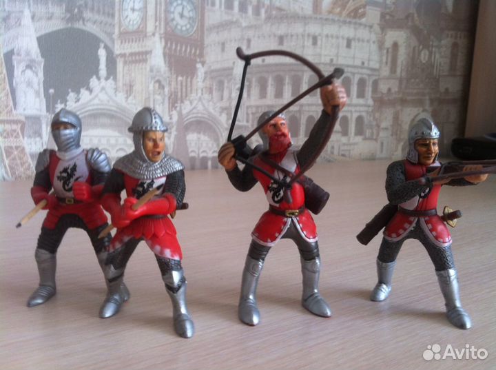 Фигурки рыцарей