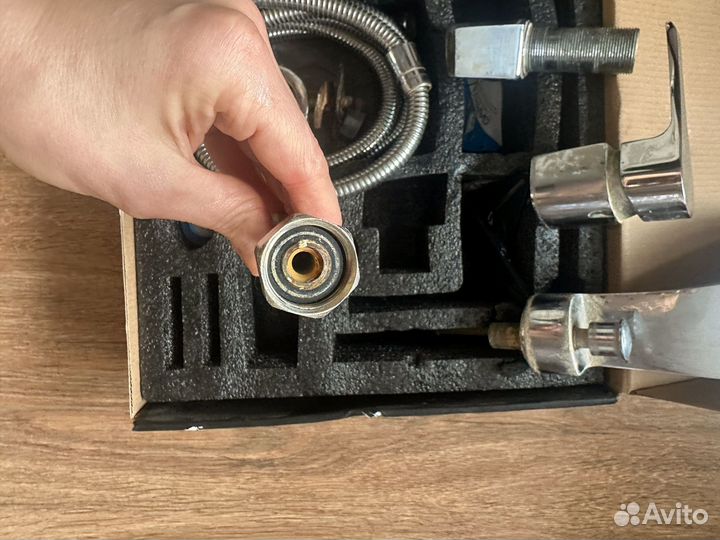 Смеситель и кран с комплектующими на борт ванной