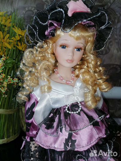 Кукла фарфоровая